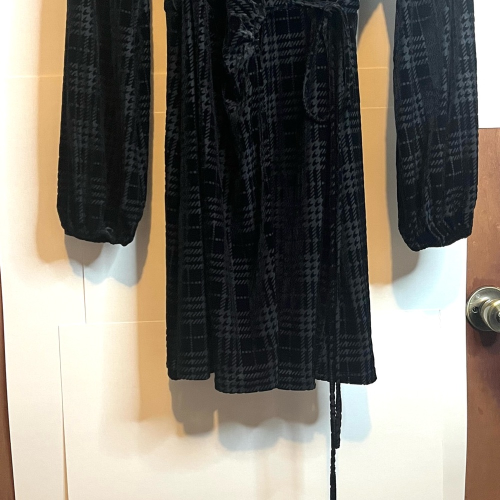 NWT Gianni Bini Women’s Size S Black Houndstooth Velvet “Leighton” Wrap Dress - Picture 11 of 11